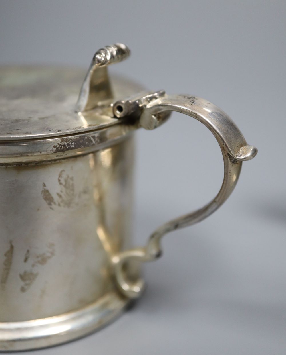 A matched set of three modern silver drum mustards with liners, Spink & Son, London 1773(2) & 1979, height 6.9mm,